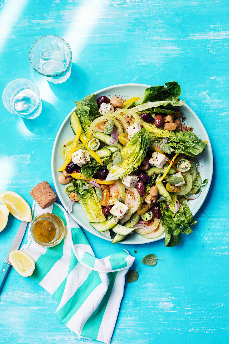 Veganer griechischer Salat mit Nussfeta