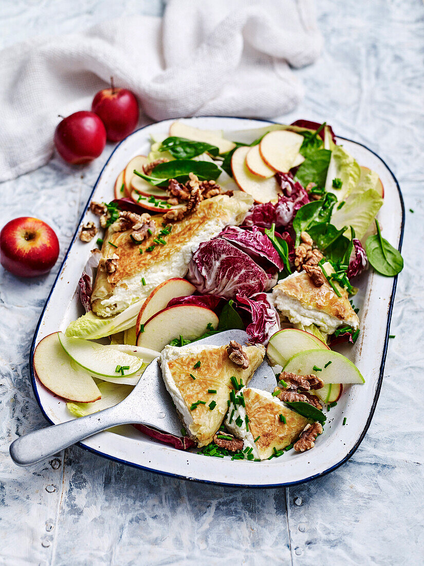 Gebratener Ziegenkäse mit Apfelsalat