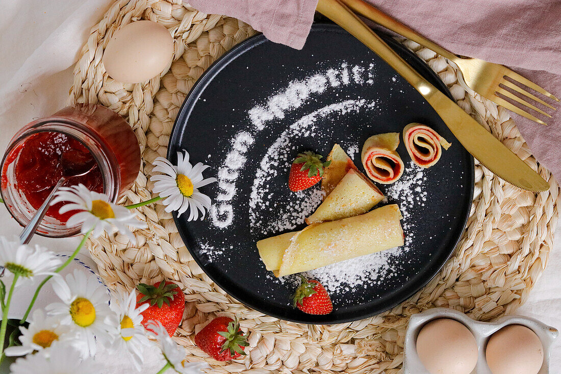 Pfannkuchenröllchen mit Erdbeermarmelade