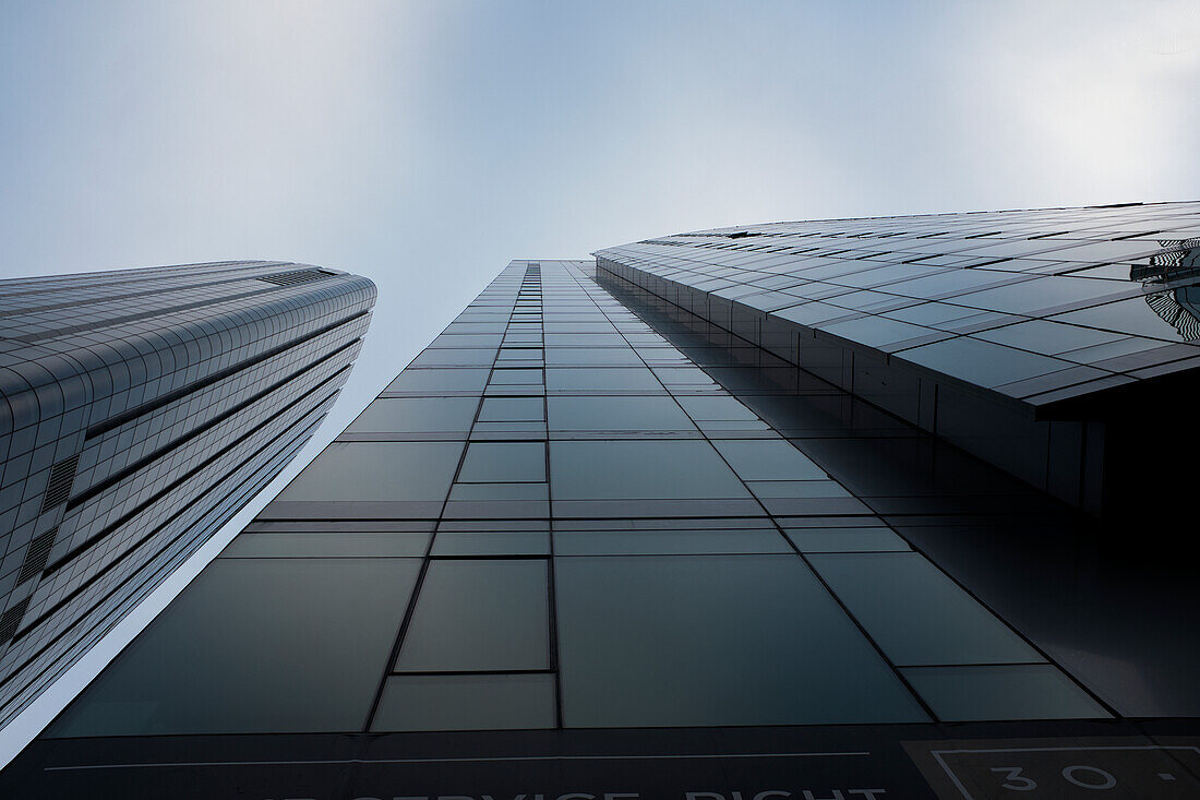 Niedriger Blickwinkel auf zwei moderne Glasgebäude, Back Bay, Boston, Massachusetts, USA
