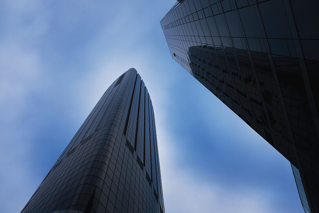 Niedriger Blickwinkel auf zwei moderne Glasgebäude, Back Bay, Boston, Massachusetts, USA