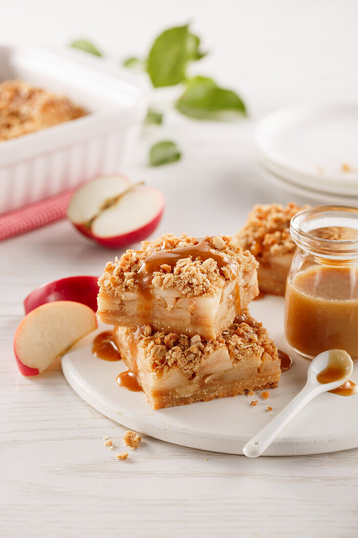 Apple pie squares with crumble topping