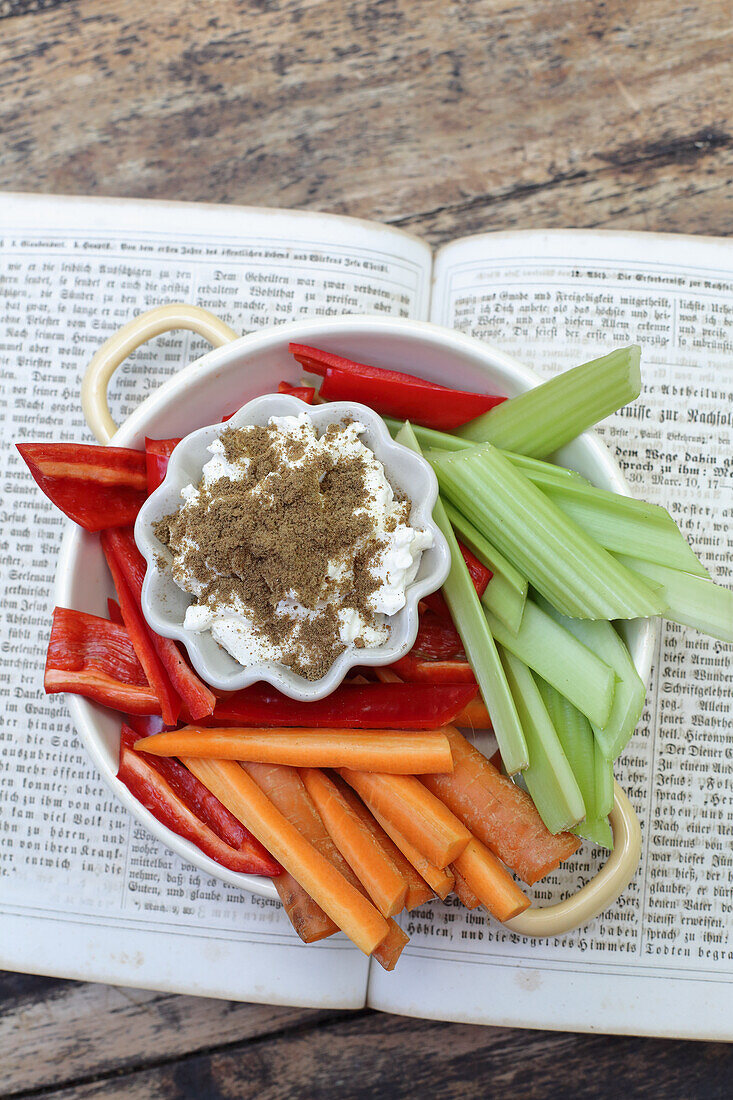 Celery powder (to stimulate metabolism) with cream cheese and vegetable sticks
