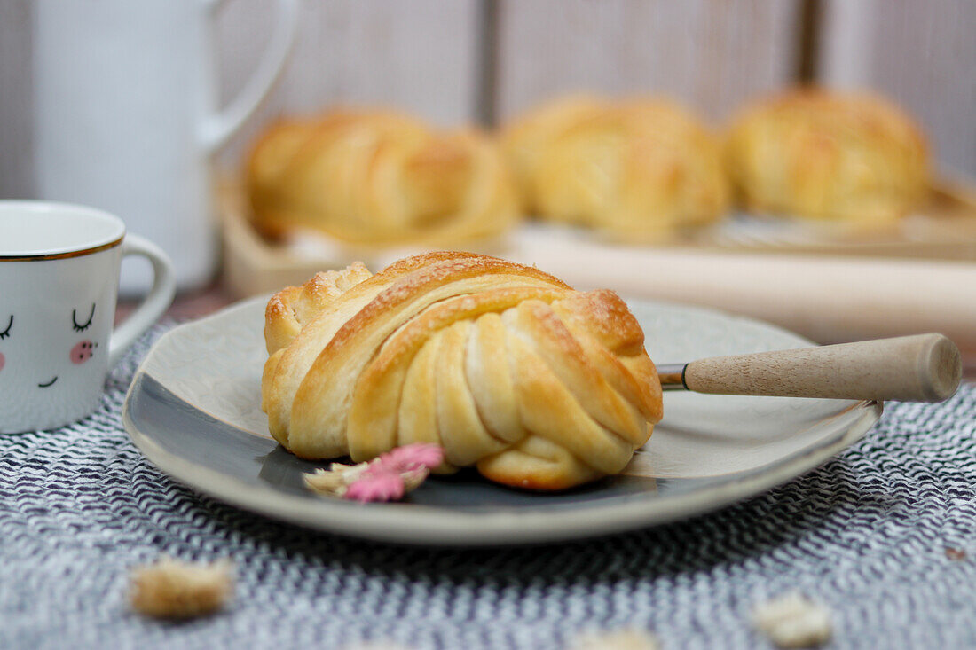 Sugar pastry knots