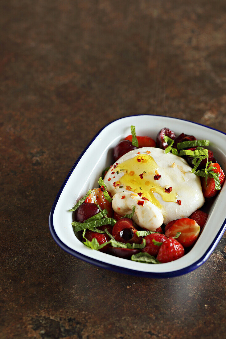 Sommerlicher Burrata-Salat mit Balsamico-Beeren