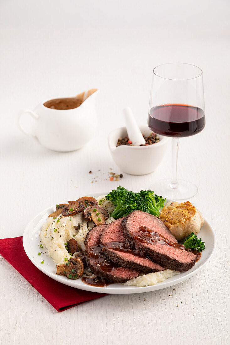 Roast beef with broccoli, mashed potatoes and gravy