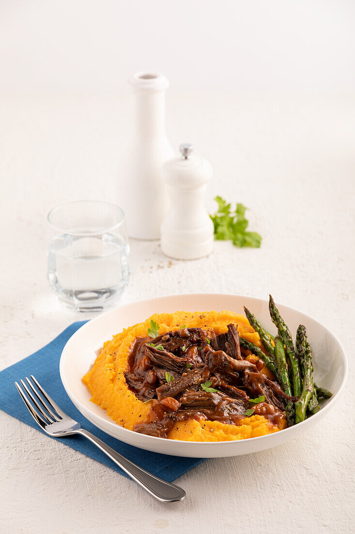 Rinderbraten mit Süßkartoffelpüree und Spargel