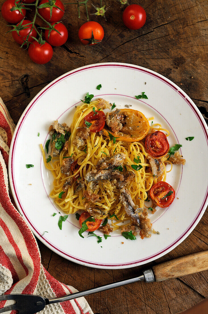 Spaghetti mit panierten Sardellen und gerösteten Tomaten