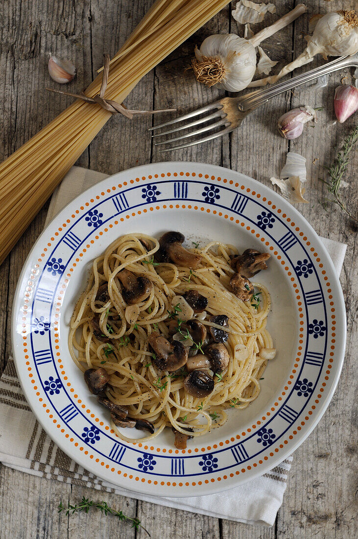 Spaghetti mit Knoblauch und Pilzen