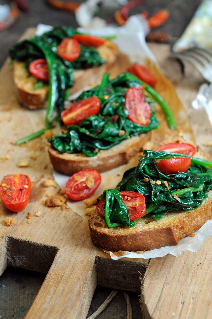 Bruschetta with spinach and oven-roasted tomatoes