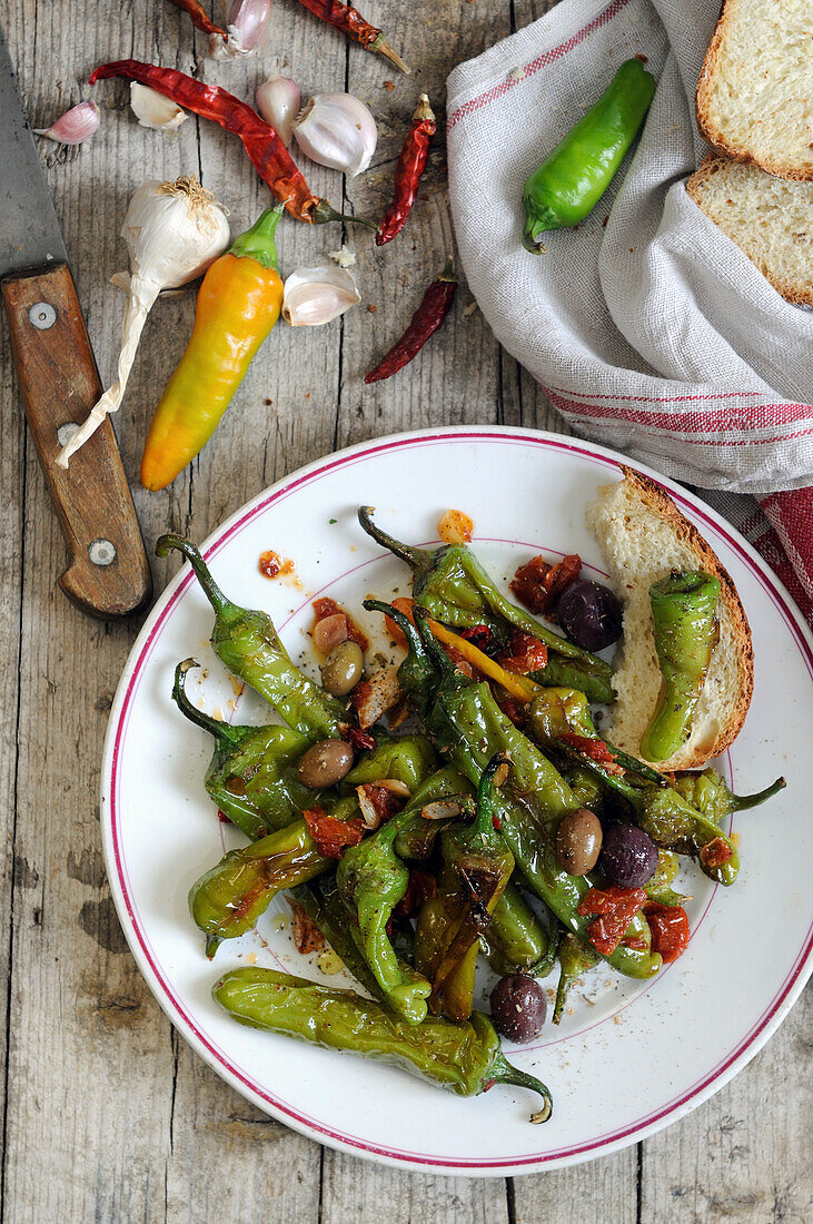 Grüne Friarelli-Paprika mit Oliven, Knoblauch und Chili