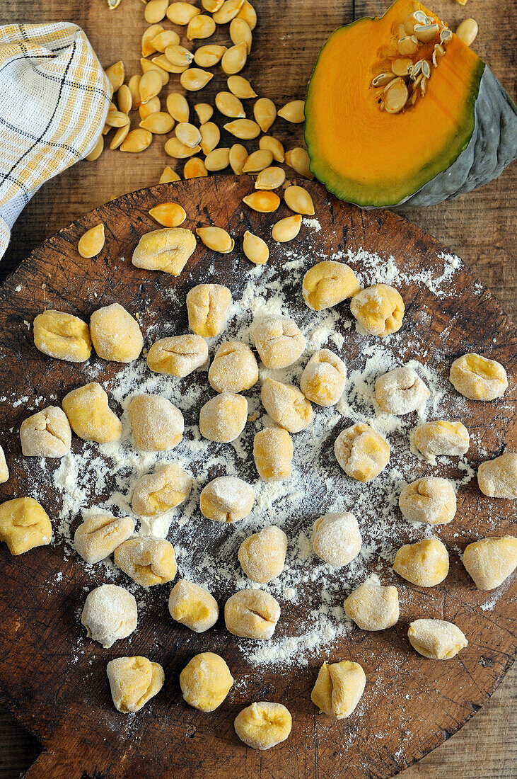 Frische handgemachte Kürbisgnocchi