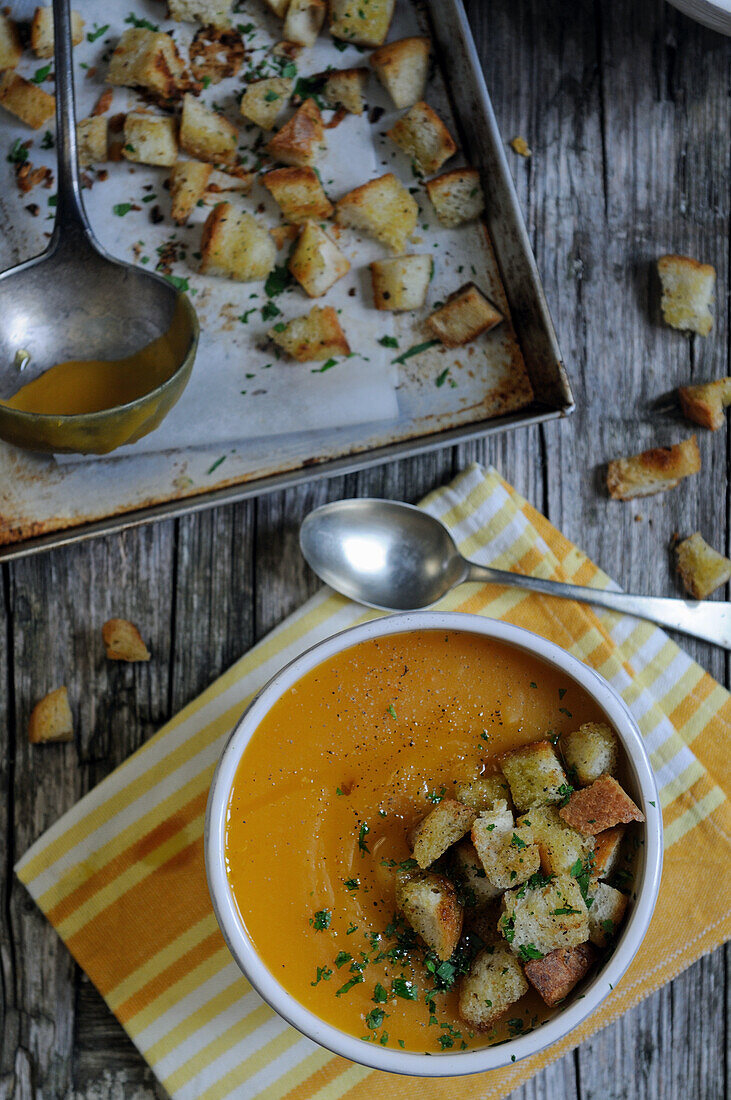 Hausgemachte Kürbissuppe mit Kräutercroutons