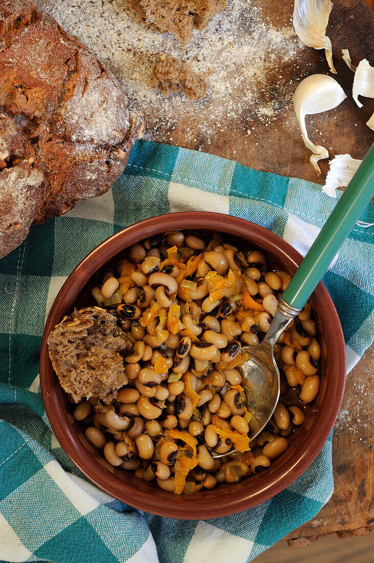 Black-eyed peas with whole wheat bread