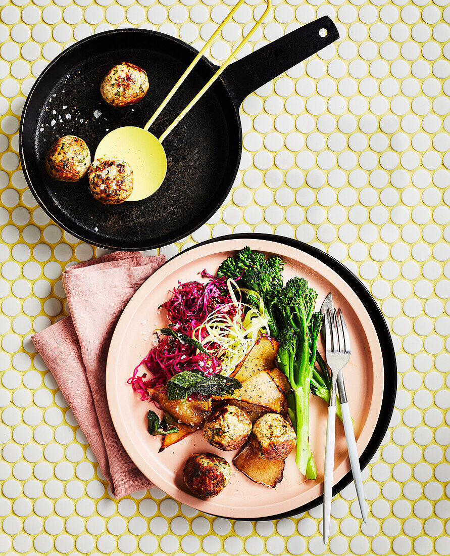 Puten-Salbei-Fleischbällchen mit Kohl und Broccolini