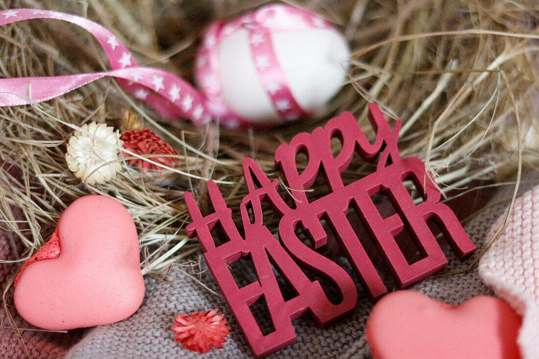 Osterdekoration mit 'Happy Easter' Schrift