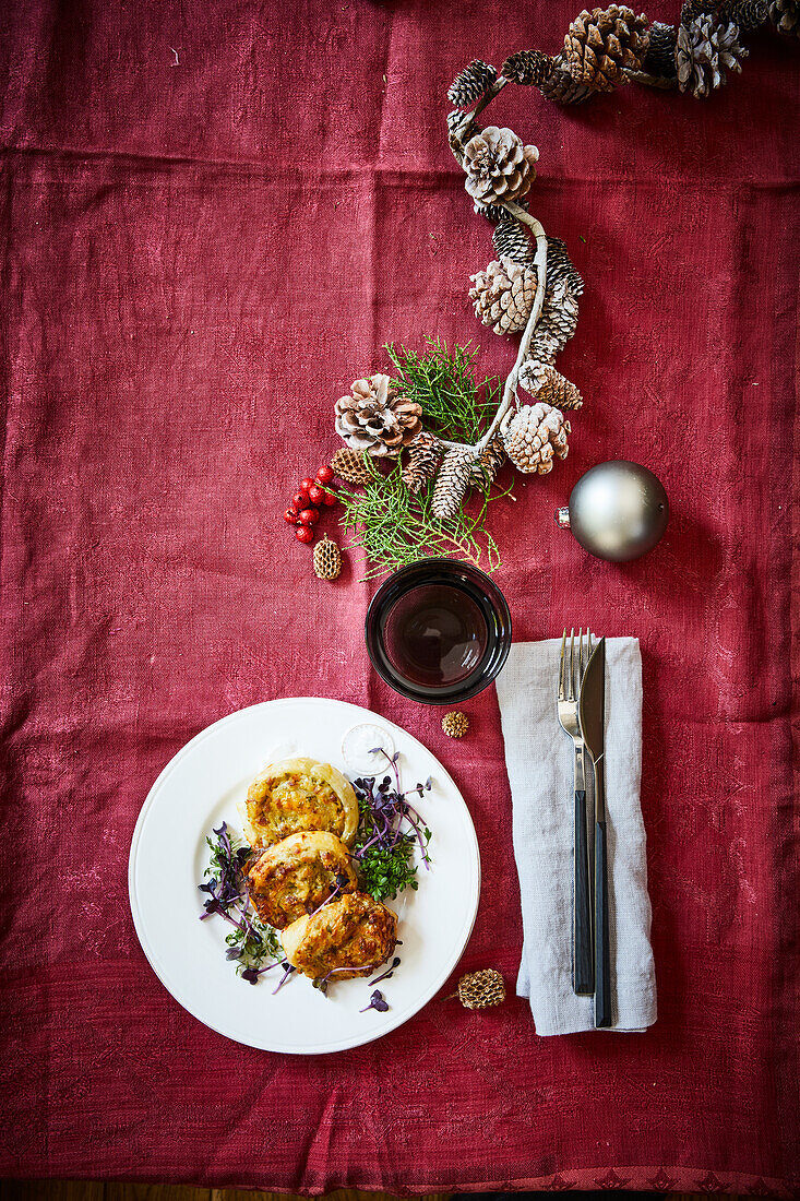 Blätterteigschnecken mit Schinken zu Weihnachten