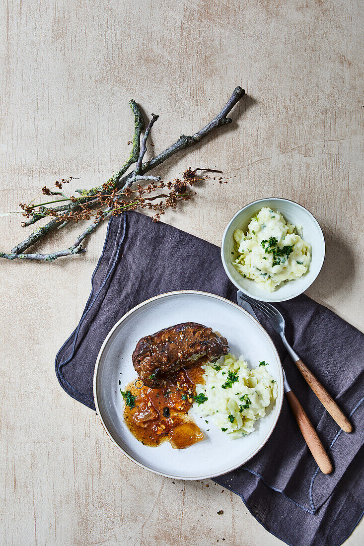 Steak mit Petersilienpüree