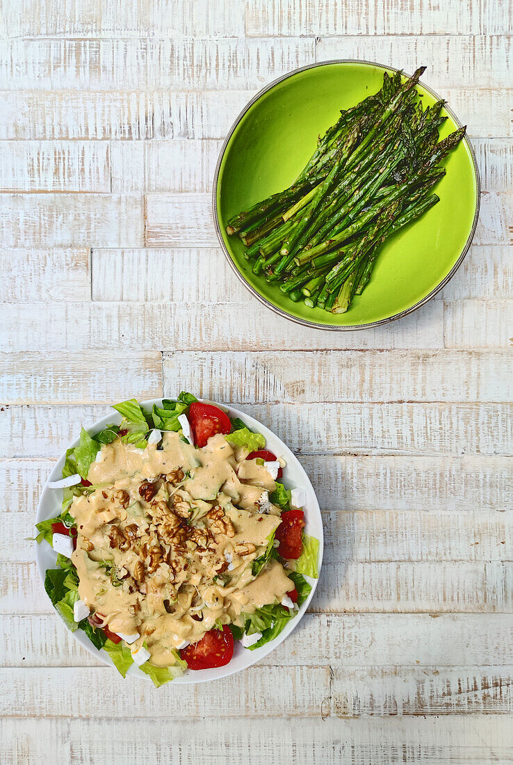 Grüner Spargel und Salat