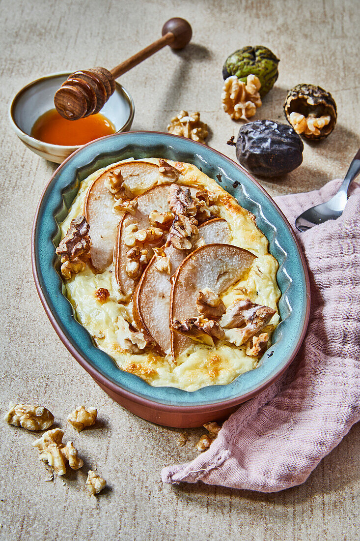 Rice pudding with pears and walnuts