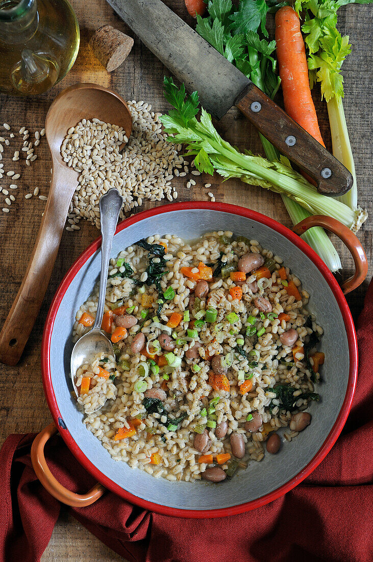 Pearl barley salad with borlotti beans and vegetables