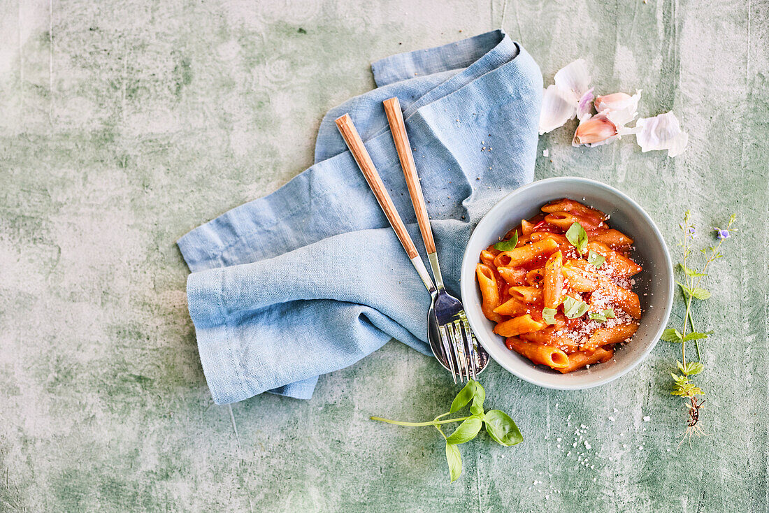 Penne with tomato sauce and garlic