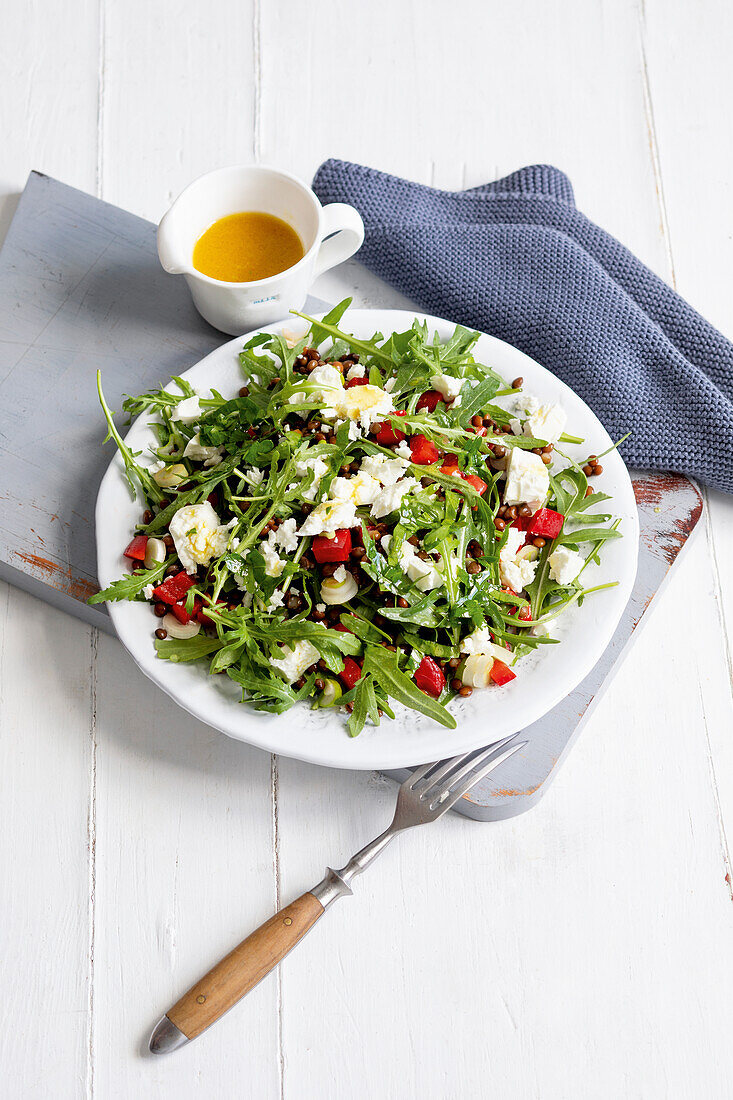 Kunterbunter Linsensalat mit Rucola und Feta