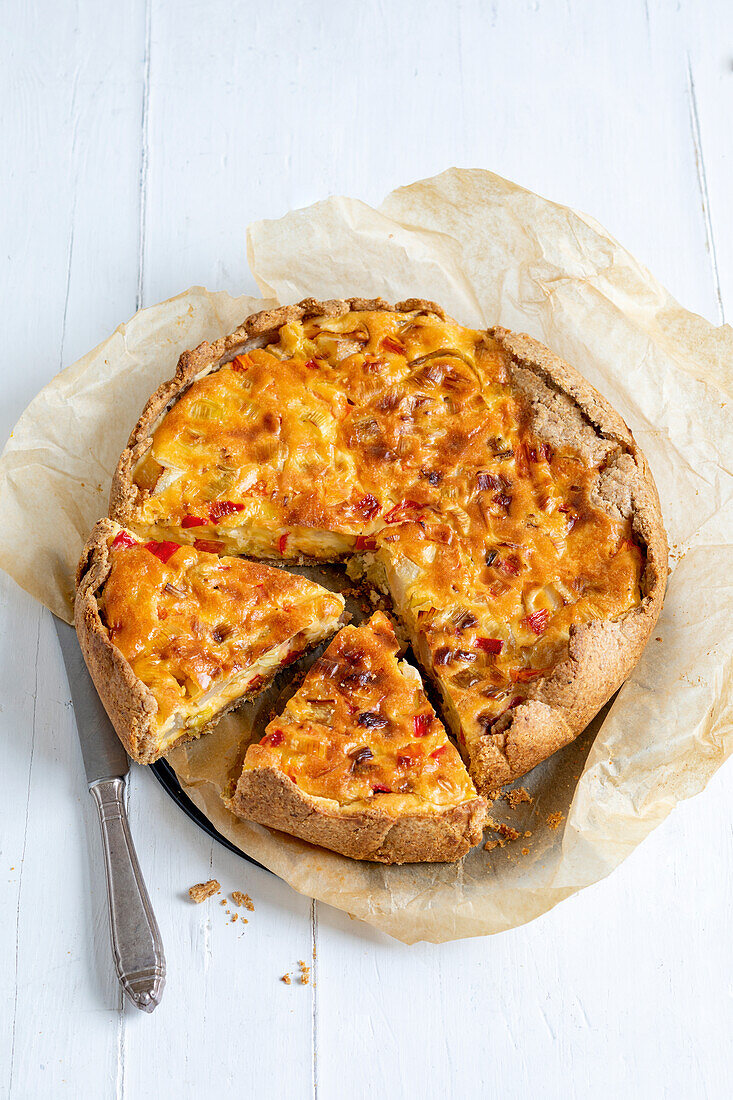 Vegetable quiche with leek, carrots, kohlrabi and peppers