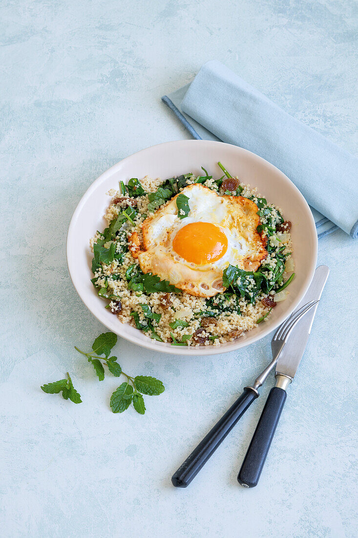 Spinach couscous with curry egg