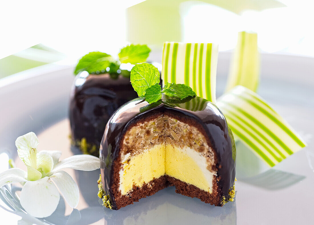 Schokoladen-Mirror-Glaze-Cake mit Vanille und Nüssen