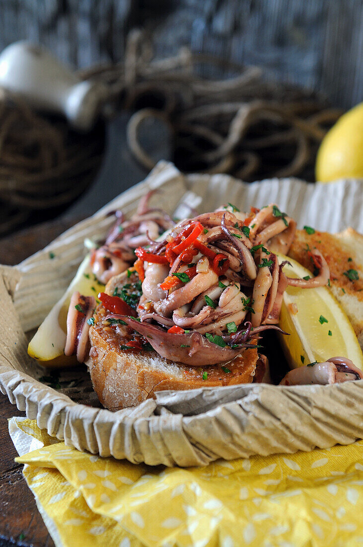 Gemischte Meeresfrüchte auf Bruschetta