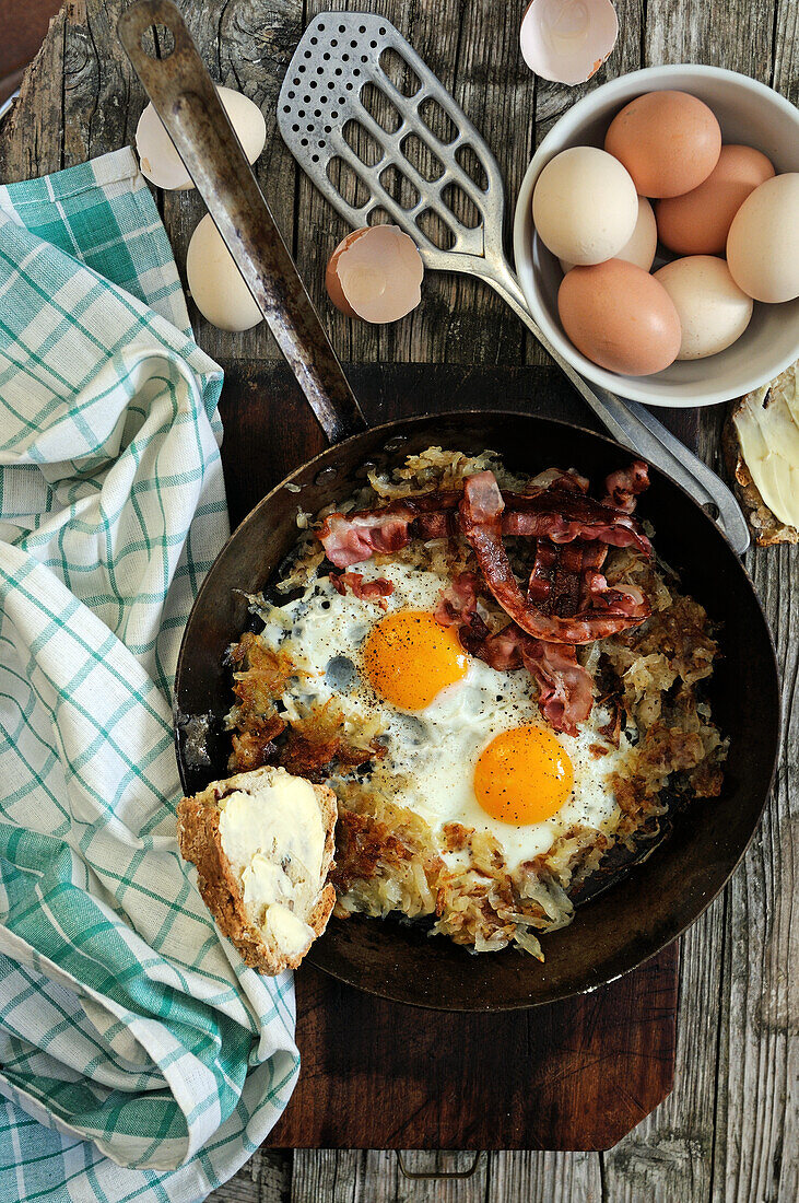 Bacon and fried eggs with potato rösti