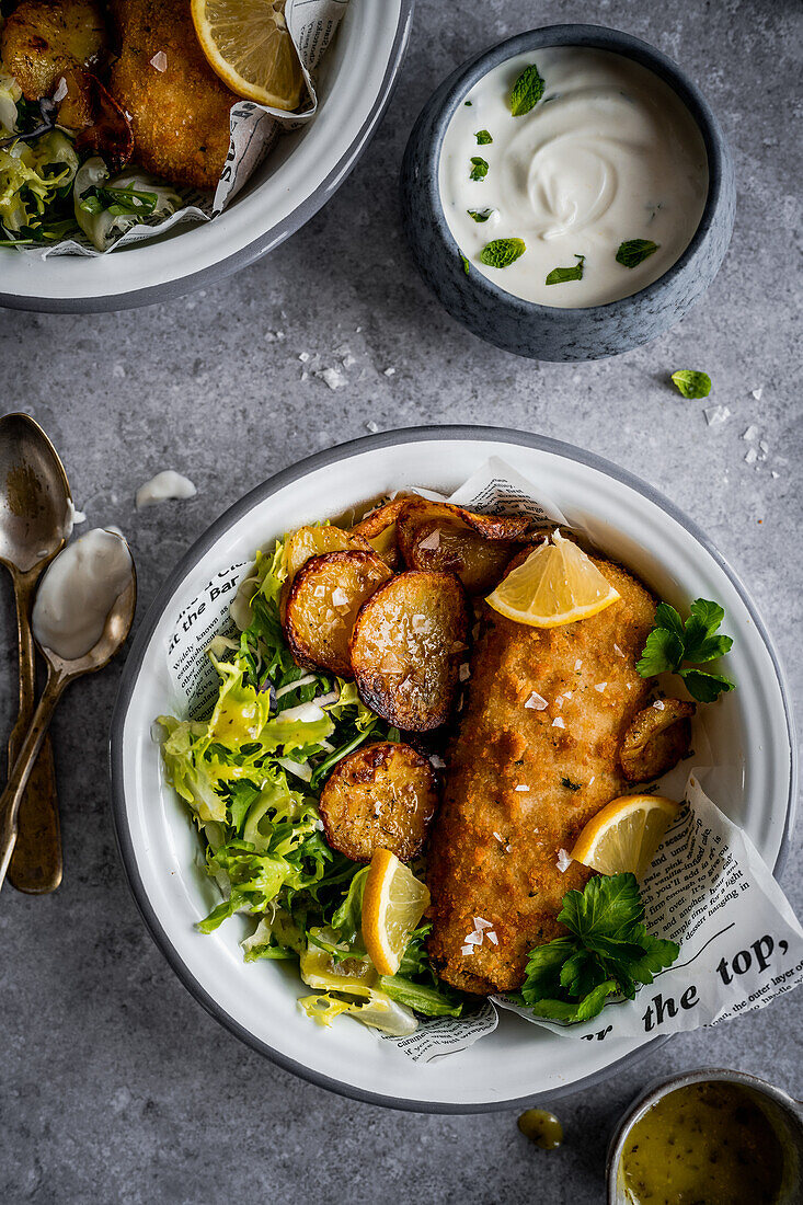 Fish and Chips mit Salat und Minzsauce