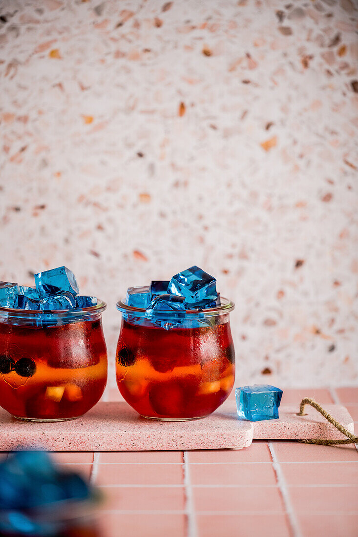 Buntes Gelee mit Früchten im Glas