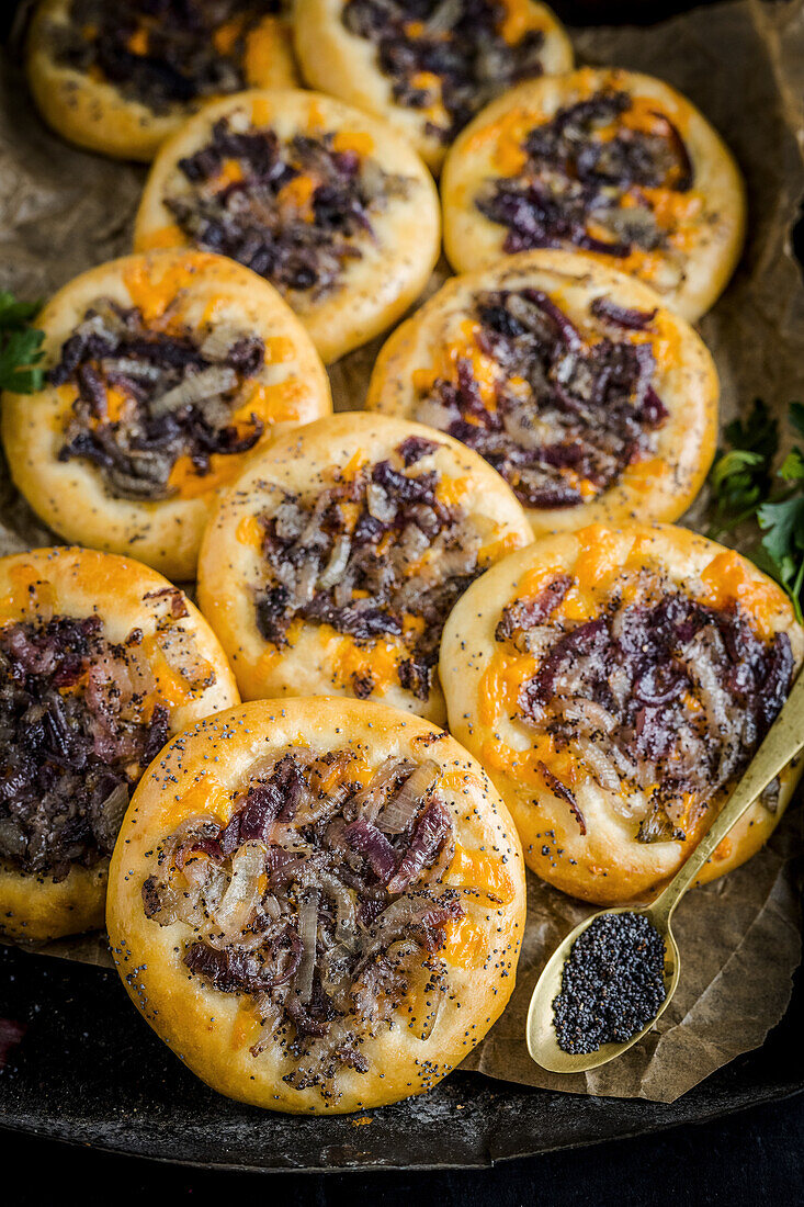 Zwiebelgebäck mit Mohn