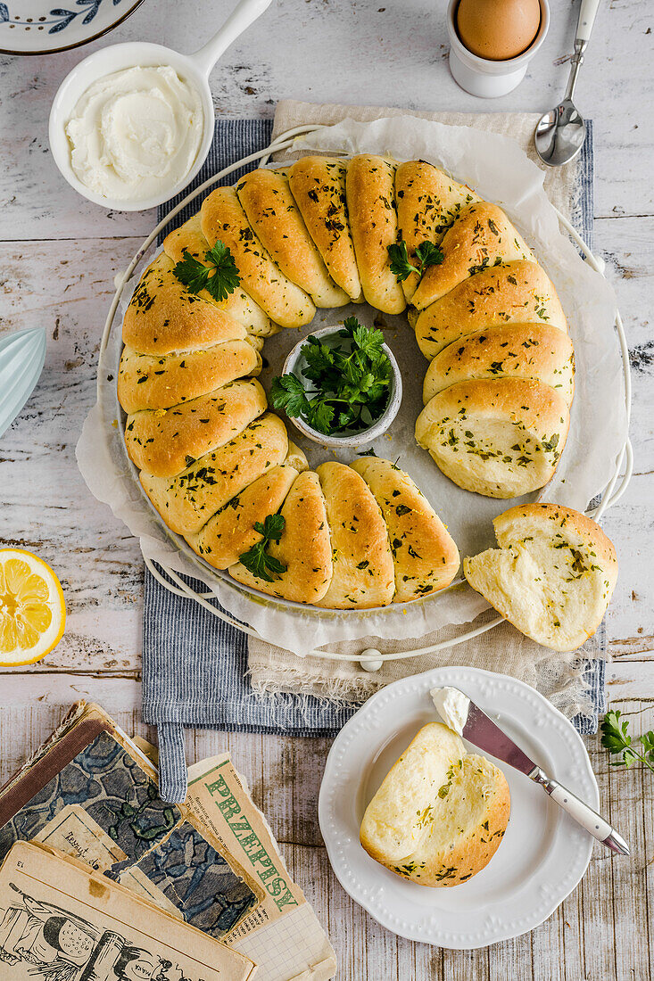 Frühstück mit Kräuter-Zupfbrot