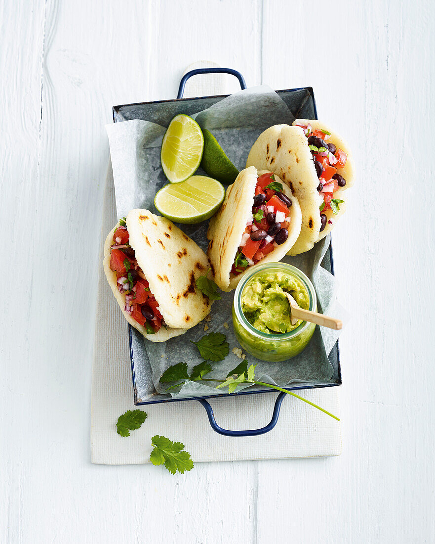 Arepas mit Bohnen und Guacamole