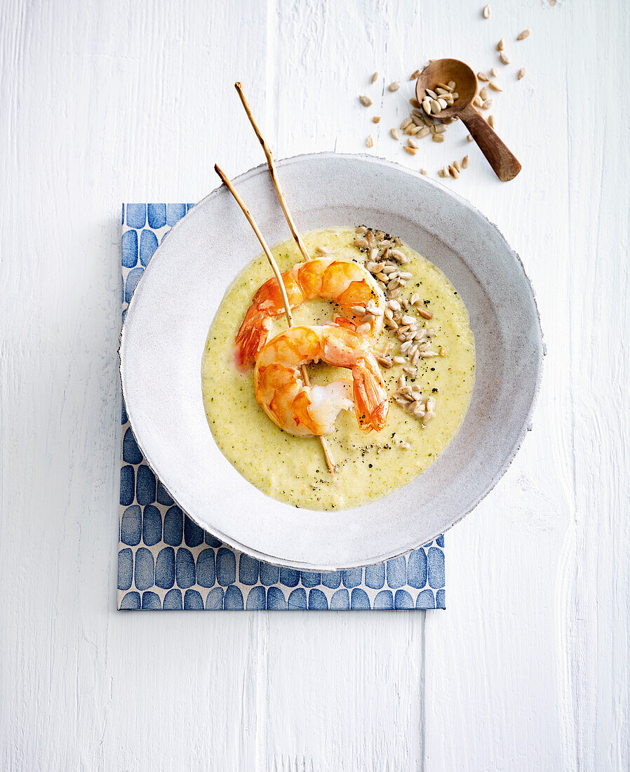 Brokkoli-Linsen-Suppe mit Garnelenspießen