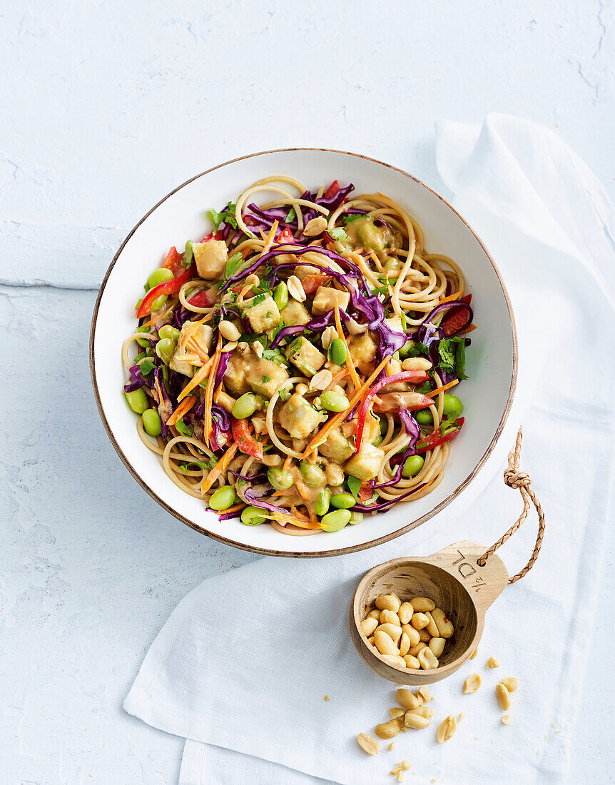 Veganer Asia-Spaghetti-Salat mit Edamame, Tofu und Erdnüssen