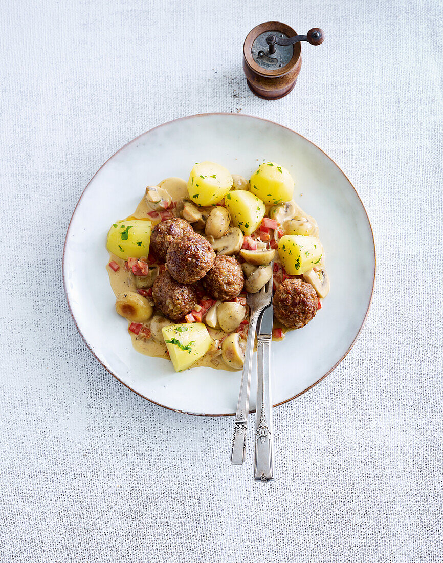 Meatballs with peppers, mushrooms and potatoes