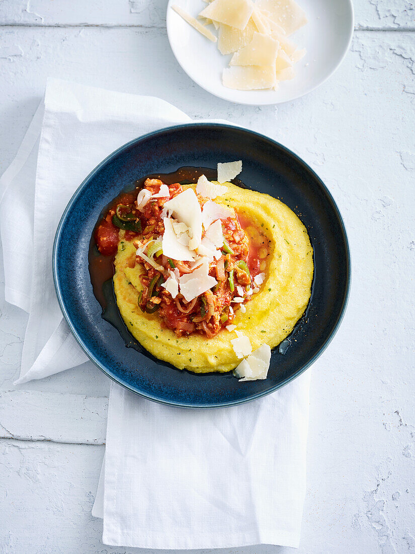 Polenta mit Tomaten-Lauch-Sauce