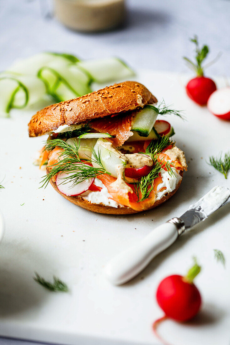 Bagel mit Lachs, Gurke, Dill und Frischkäse