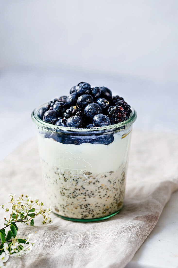 Joghurt-Oat-Creme mit Chiasamen, Blaubeeren und Brombeeren