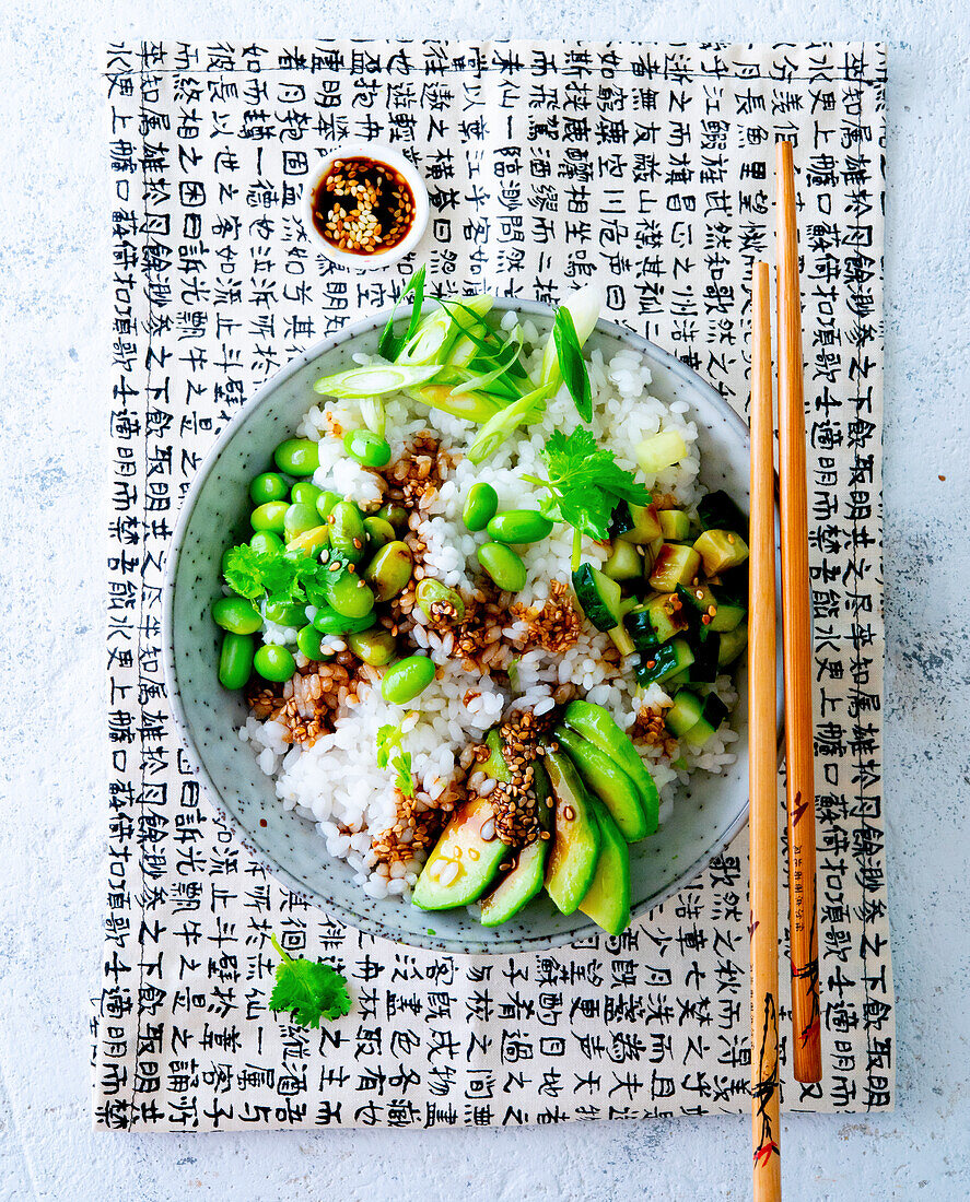 Sushi bowl with edamame, cucumber and zucchini