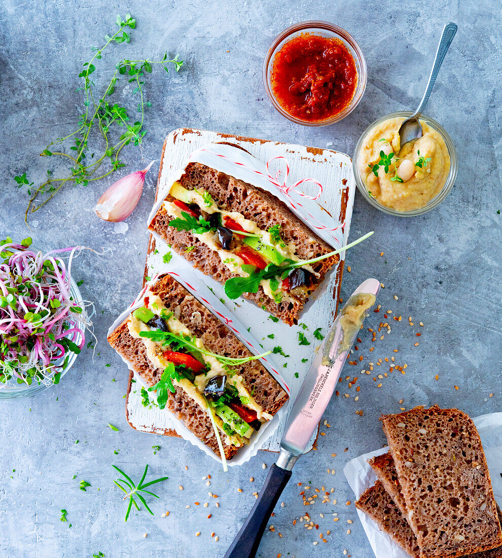 Vollkornbrot-Sandwich mit mediteranen Gemüse