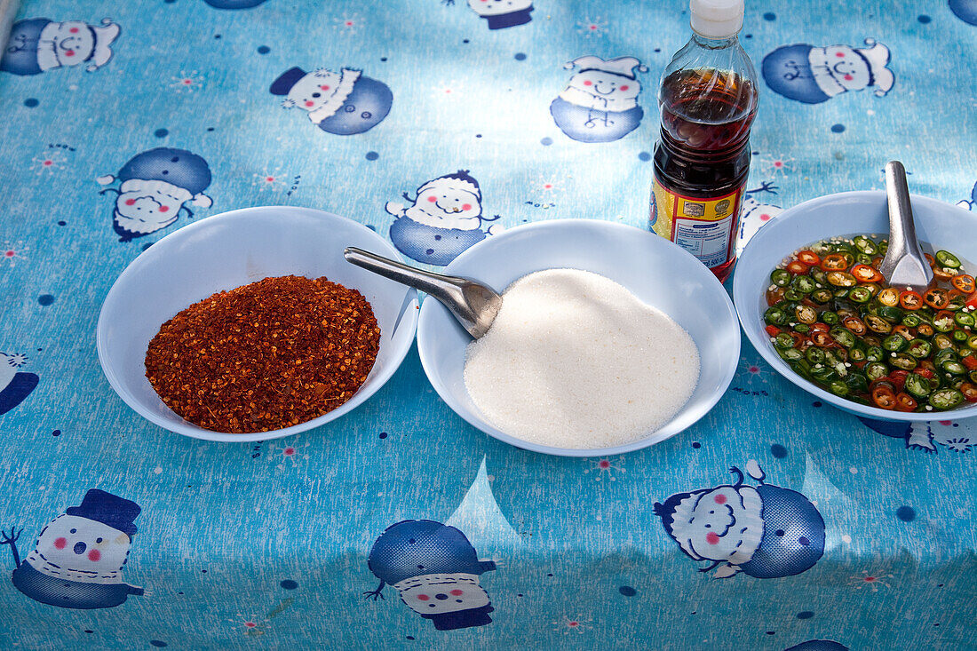 Chilipulver, weißer Zucker, Fischsauce und Chilisauce (Thailand)