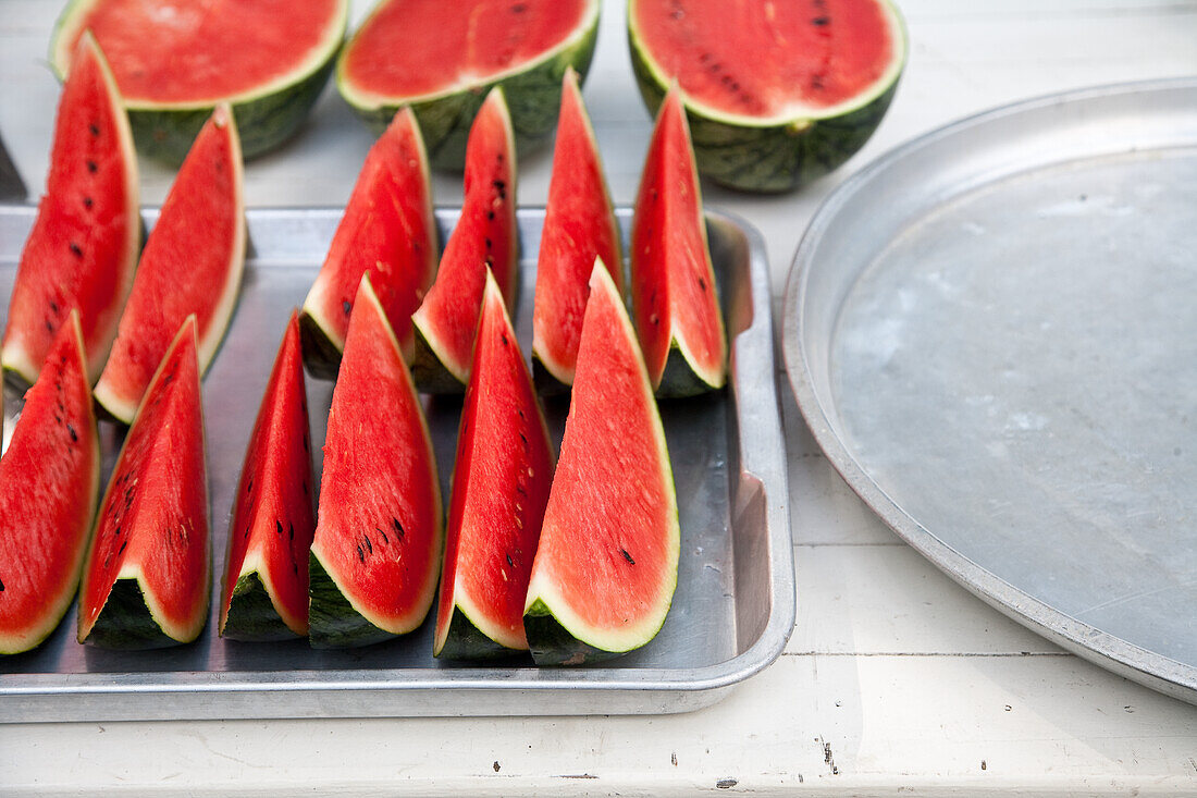 Wassermelonenschnitze und Wassermelonenhälften