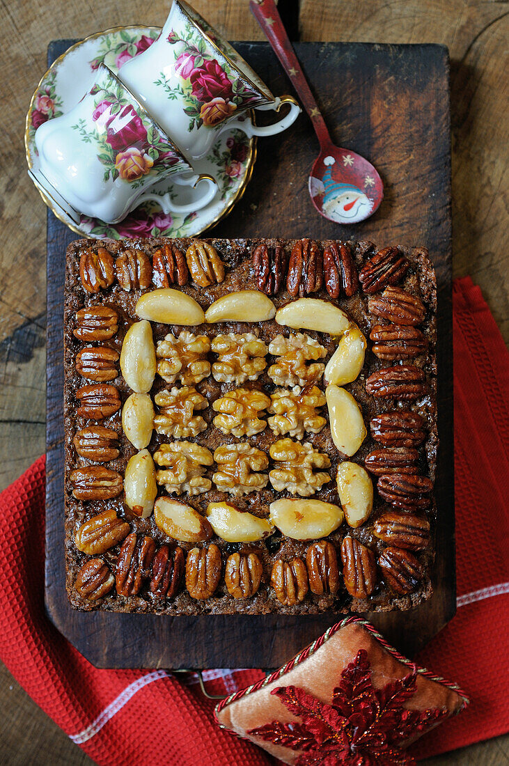 Traditioneller Weihnachtskuchen mit Trockenfrüchten und Nüssen