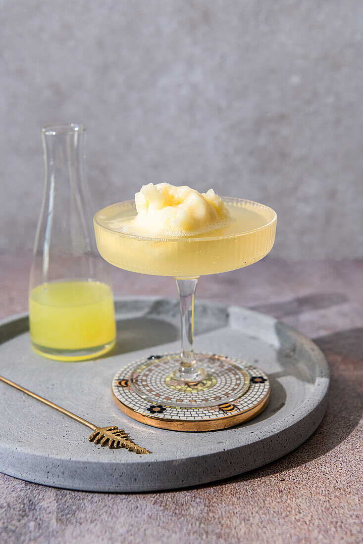 Gefrorener Limoncello Spritz mit einer Kugel Zitronensorbet