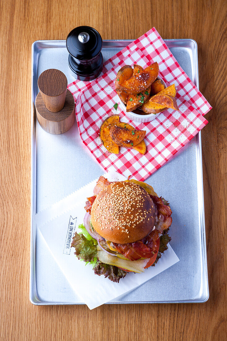 Beef Hamburger with baked pumpkin chips